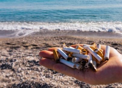 أعقاب السجائر تتصدّر قائمة أنواع النفايات الأكثر انتشارًا على الشواطئ التونسية