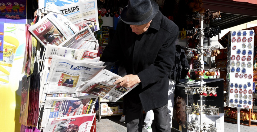 مواطن تونسي يبحث عن صحف تونسية 