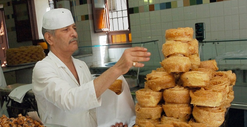 تتعدد أنواع الحلويات التي يقبل عليها التونسيون في شهر رمضان (صورة أرشيفية/ فتحي بلعيد/ أ ف ب)