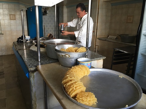 تتحوّل بعض المطاعم الصغيرة في شهر رمضان إلى محلاّت لصنع أنواع مختلفة من الحلويات (مريم الناصري/ الترا تونس)