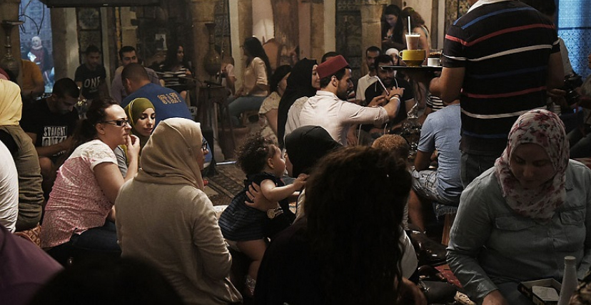 تعود الحياة إلى شوارع المدن التونسية ليلًا خلال شهر رمضان (صورة تقريبية/ فتحي بلعيد/ أ ف ب)