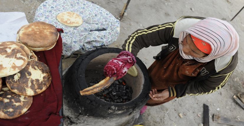 يشتري التونسي في شهر رمضان كميات كبيرة من خبز الطابونة والخبز المبسس (فتحي بلعيد/ أ ف ب)
