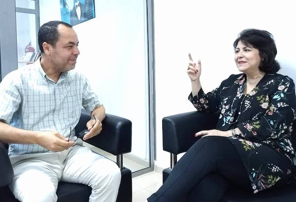 مراسل ألترا تونس مع مديرة بيت الرواية خلال إجراء المقابلة