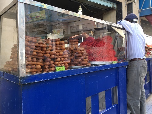 يكثر الإقبال على الحلويات التقليدية التونسية في شهر رمضان (مريم الناصري/ الترا تونس)