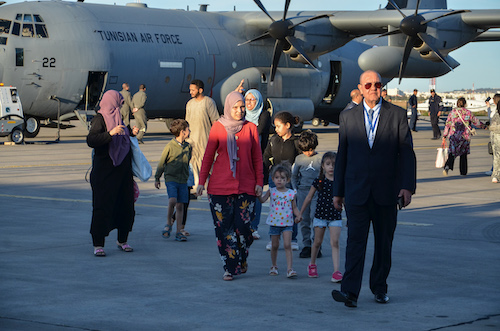 صورة لوصول طائرة الإجلاء العسكرية إلى مطار تونس قرطاج (Getty images)