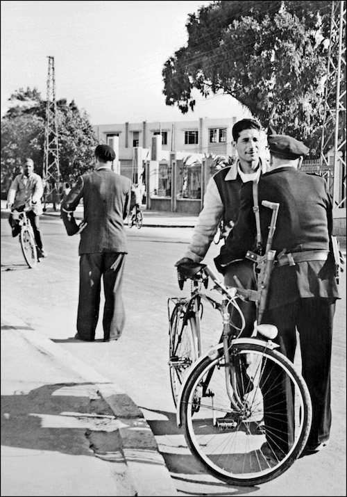 شرطي يتحقق من هوية شخص يحاول دخول القسم الأوروبي من الدار البيضاء في 13 ديسمبر 1952 (أ.ف.ب/Getty)