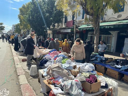 أكوام من الملابس المستعملة تستقطب أغلب المارين من شوارع العاصمة تونس (صورة هاجر عبيدي/ألترا تونس)