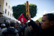 صورة أرشيفية تعود لأيام الثورة التونسية في جانفي/يناير 2011 (مارتن بيرو/أ.ف.ب)