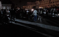 تجمع لعائلة الشاب المتوفى ومواطنين آخرين أمام مستشفى شارل نيكول في العاصمة ليل الأربعاء في حالة احتقان وغضب