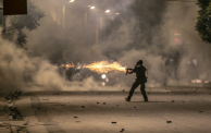 استعملت القوات الأمنية الغاز المسيل للدموع لتفريق المحتجين (صورة لليلة الثانية من الاشتباكات/ياسين القايدي/الأناضول)