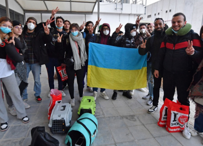 طلبة تونسيون تم إجلاؤهم إبان انطلاق الحرب في أوكرانيا (فتحي بلعيد/ أ.ف.ب)
