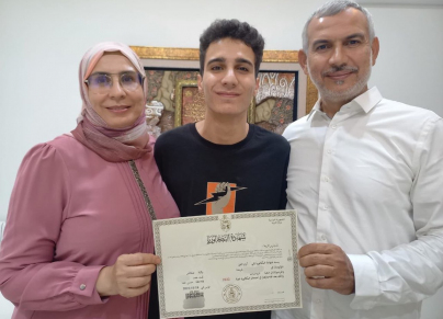 التلميذ كريم اللوز مع عائلته 