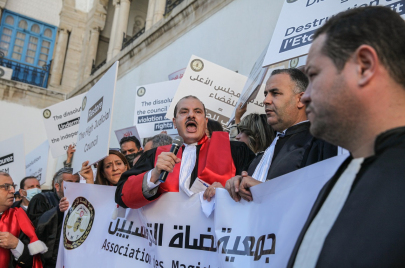 أنس الحمادي في وقفة احتجاجية لجمعية القضاة التونسيين