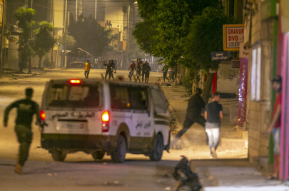 اشتباكات بين القوات الأمنية وعدد من الشباب المحتجين في حي التضامن (صورة لليلة الثانية من الاحتجاجات/ياسين القايدي/الأناضول)
