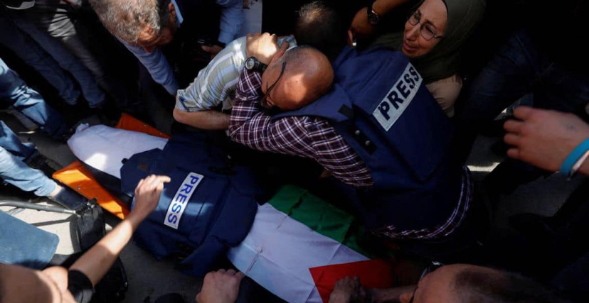 مسيرة عفوية في مخيم جنين جرى خلالها حمل جثمان الصحافية الشهيدة شيرين أبو عاقلة