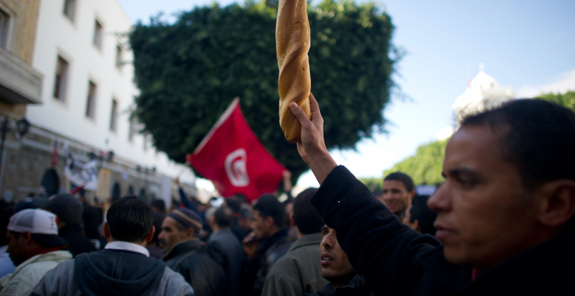 صورة أرشيفية تعود لأيام الثورة التونسية في جانفي/يناير 2011 (مارتن بيرو/أ.ف.ب)