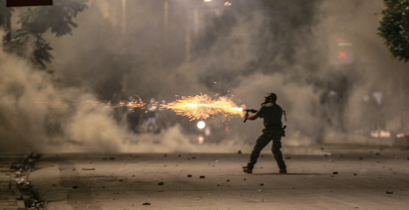 استعملت القوات الأمنية الغاز المسيل للدموع لتفريق المحتجين (صورة لليلة الثانية من الاشتباكات/ياسين القايدي/الأناضول)