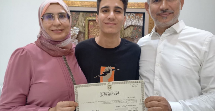 التلميذ كريم اللوز مع عائلته 