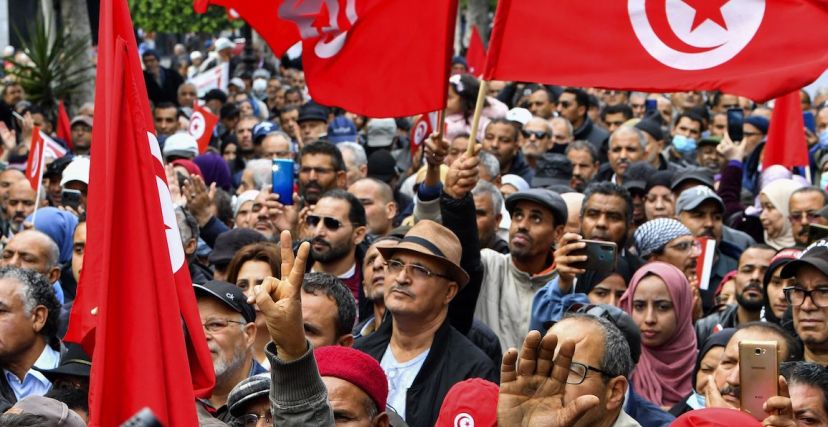 صورة من إحدى مظاهرات المعارضة في تونس أسبوعًا قبل انتخابات 17 ديسمبر (فتحي بلعيد/أ.ف.ب)