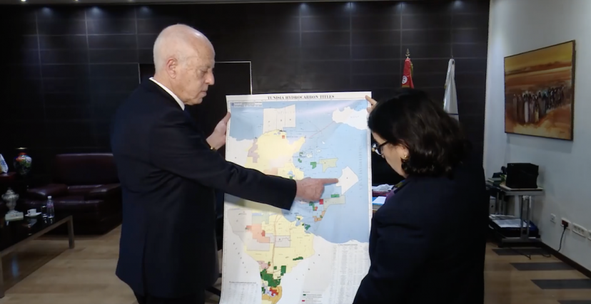 سعيّد متحدثًا حول حقل البوري النفطي رفقة مديرة المؤسسة التونسية للأنشطة البترولية