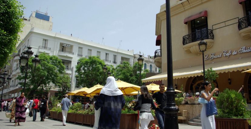  تونسيون في شارع بورقيبة 