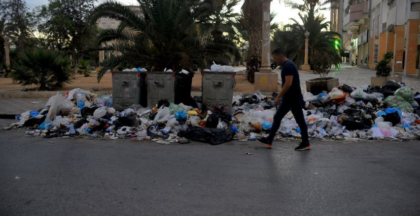 فضلات منزلية ونفايات ملقاة في الشارع تونس 