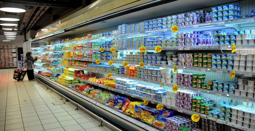وزارة التجارة تعلن تجميد الزيادات في أسعار بعض المنتجات في تونس