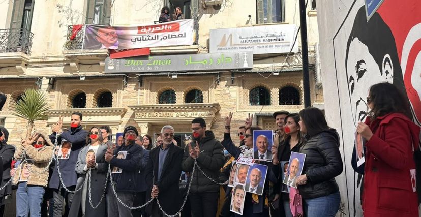 عائلات المعارضين الموقوفين في تونس تنظم تحركًا احتجاجيًا رمزيًا