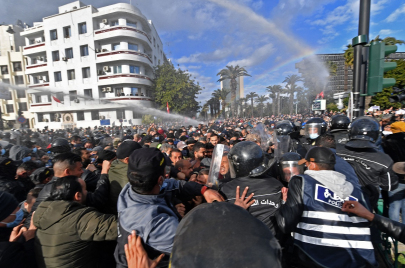 إيقافات واعتداءات أمنية على متظاهرين ضد سياسات الرئيس في تونس
