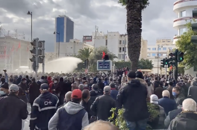 استعمال مكثف للغاز المسيل للدموع وخراطيم المياه لتفريق المحتجين في تونس 